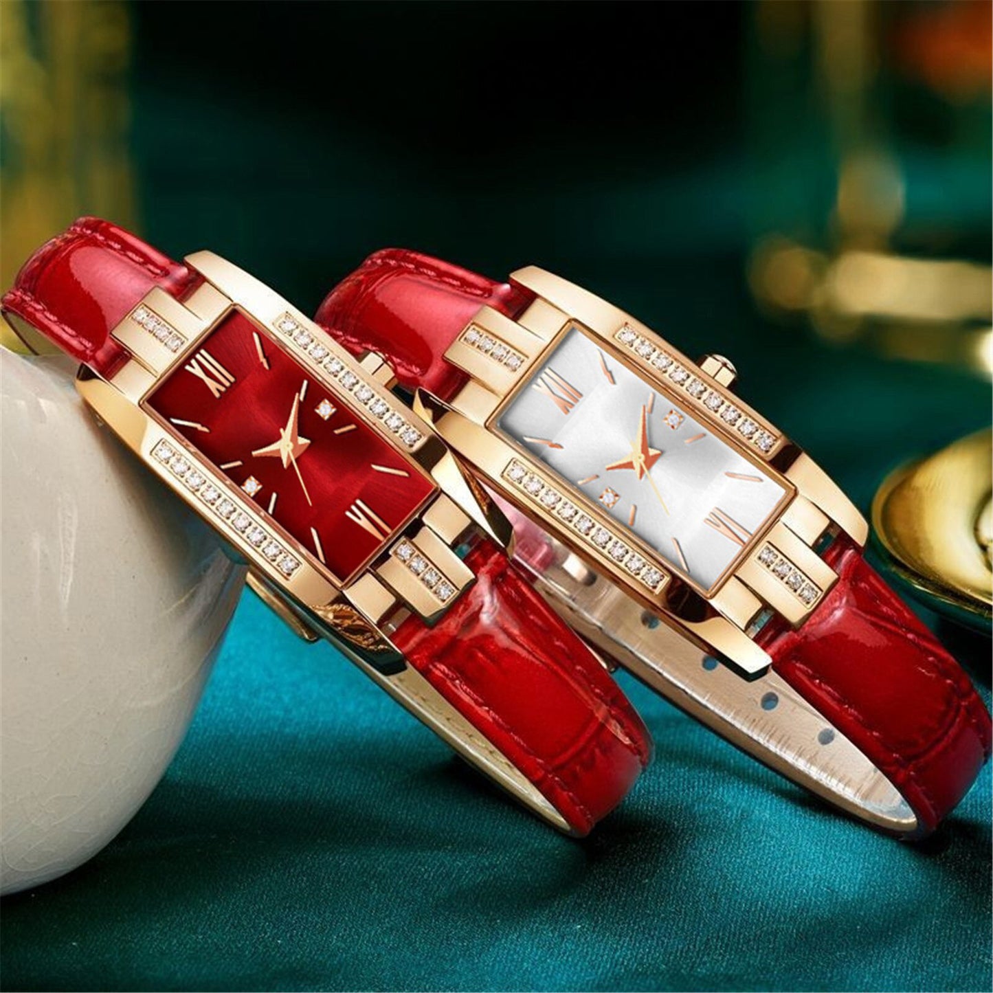 Women Watches ¡Presentamos el "Montre Femme Retro"! Un reloj para mujeres con pequeños diamantes y una encantadora correa de cuero verde. Este reloj de pulsera de cuarzo combina moda y estilo. ⌚💎