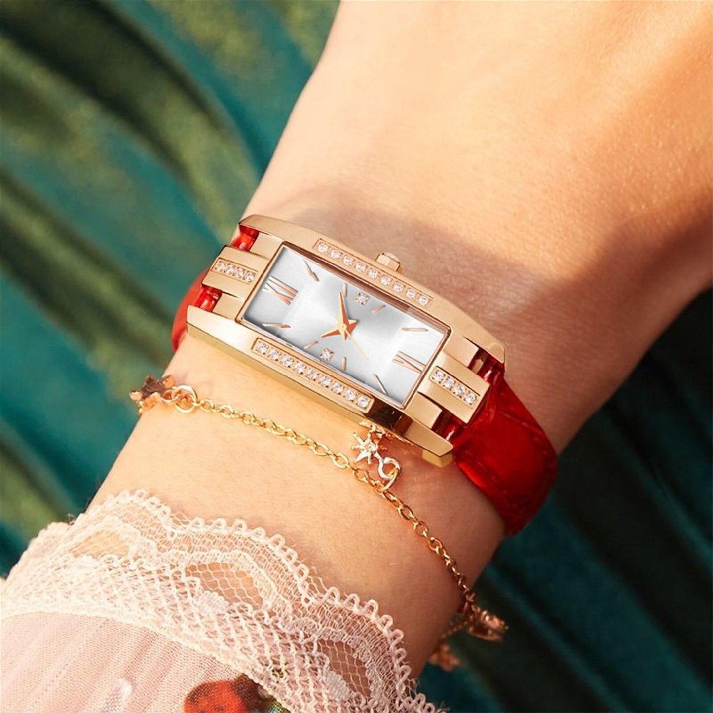 Women Watches ¡Presentamos el "Montre Femme Retro"! Un reloj para mujeres con pequeños diamantes y una encantadora correa de cuero verde. Este reloj de pulsera de cuarzo combina moda y estilo. ⌚💎