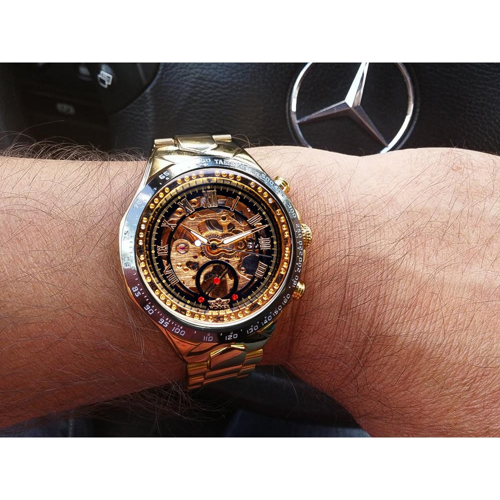 Winner Esta elegante "Montre Homme" cuenta con un movimiento automático y un esqueleto que lo hace único. ¡Un reloj de primera categoría para hombres con gusto por el lujo y el estilo deportivo! ⌚🏆