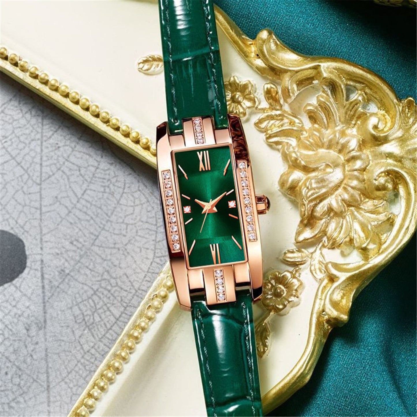 Women Watches ¡Presentamos el "Montre Femme Retro"! Un reloj para mujeres con pequeños diamantes y una encantadora correa de cuero verde. Este reloj de pulsera de cuarzo combina moda y estilo. ⌚💎