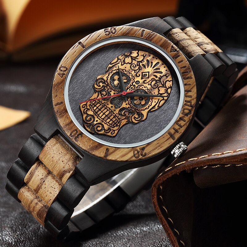 Reloj de madera de cebra marrón para hombre, pulsera de cuarzo con correa de madera, Calavera pirata grabada
