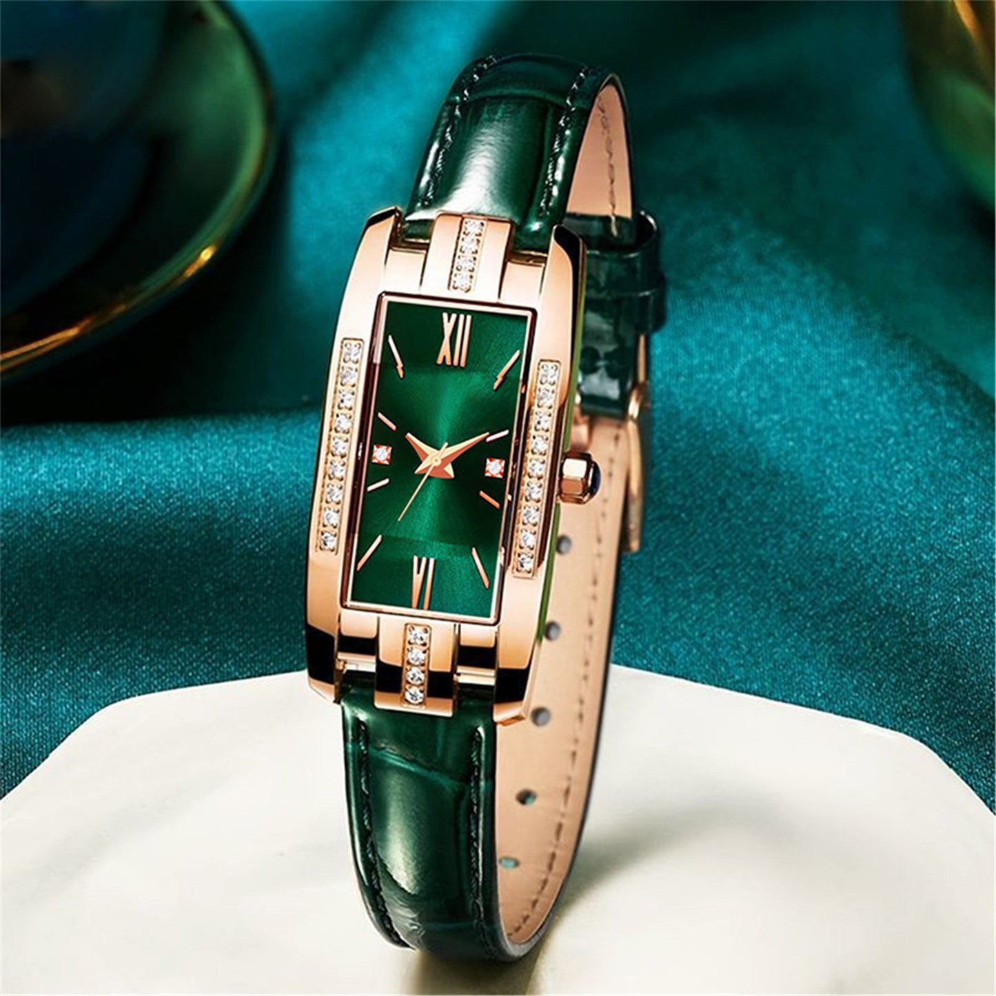 Women Watches ¡Presentamos el "Montre Femme Retro"! Un reloj para mujeres con pequeños diamantes y una encantadora correa de cuero verde. Este reloj de pulsera de cuarzo combina moda y estilo. ⌚💎