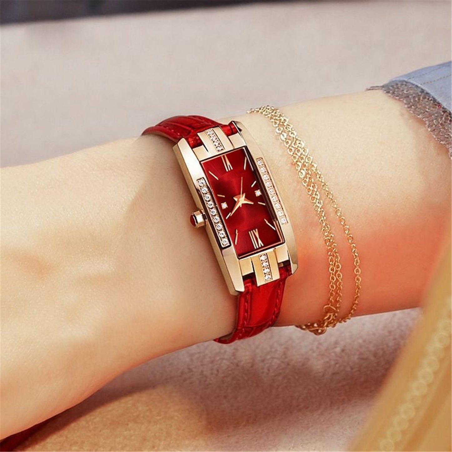 Women Watches ¡Presentamos el "Montre Femme Retro"! Un reloj para mujeres con pequeños diamantes y una encantadora correa de cuero verde. Este reloj de pulsera de cuarzo combina moda y estilo. ⌚💎