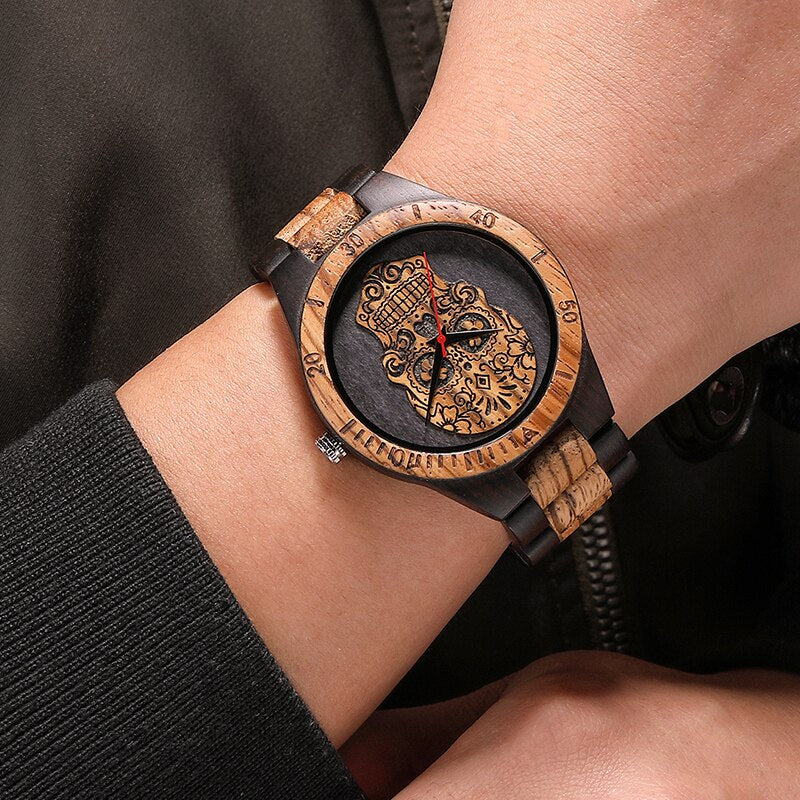 Reloj de madera de cebra marrón para hombre, pulsera de cuarzo con correa de madera, Calavera pirata grabada