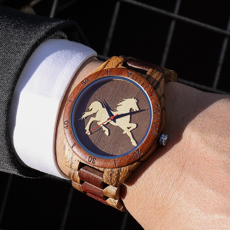 Reloj de madera de cebra marrón para hombre, pulsera de cuarzo con correa de madera, Calavera pirata grabada