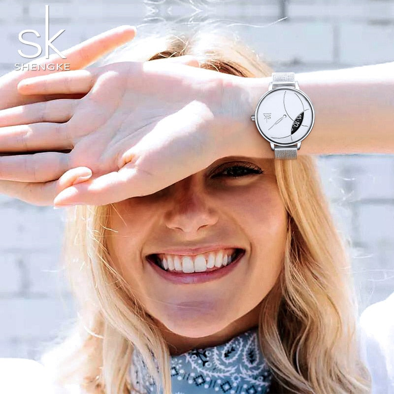 Shengke Reloj de Moda para Mujer, Creativo y Casual, con Correa de Malla de Acero Inoxidable, Elegante Diseño en Plata, Reloj de Cuarzo para Mujeres.