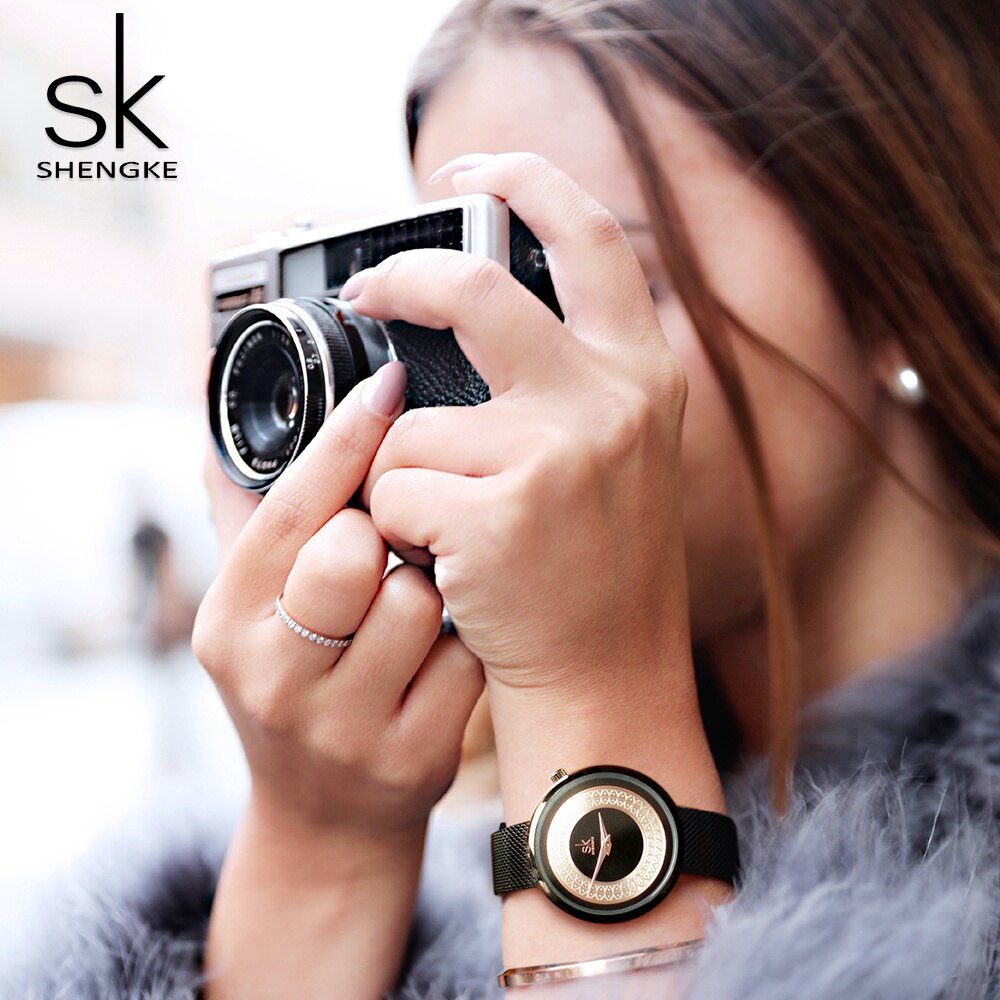 Shengke Reloj femenino con diseño de malla de metal, moda, vintage y lujo. Reloj de diseño clásico para mujeres de la marca de lujo.