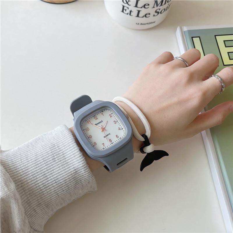 ⌚️ Reloj cuadrado simple y casual con esfera digital ⏰, correa de silicona deportiva 🏃‍♂️, diseñado para parejas 👫. Reloj para mujeres 👩‍🦰 y hombres 👨‍🦱 de la marca Curren. 👍
