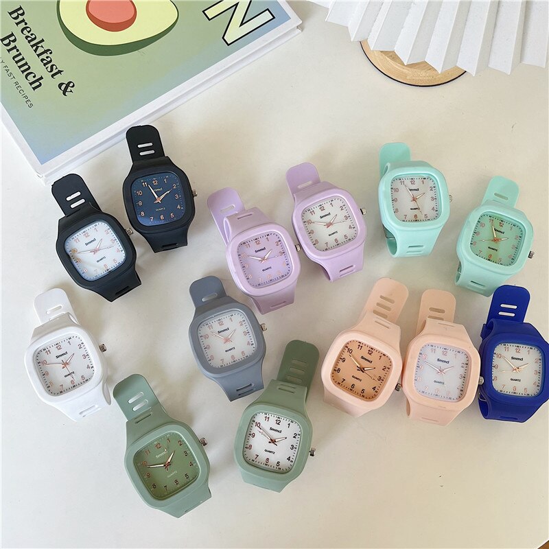 ⌚️ Reloj cuadrado simple y casual con esfera digital ⏰, correa de silicona deportiva 🏃‍♂️, diseñado para parejas 👫. Reloj para mujeres 👩‍🦰 y hombres 👨‍🦱 de la marca Curren. 👍
