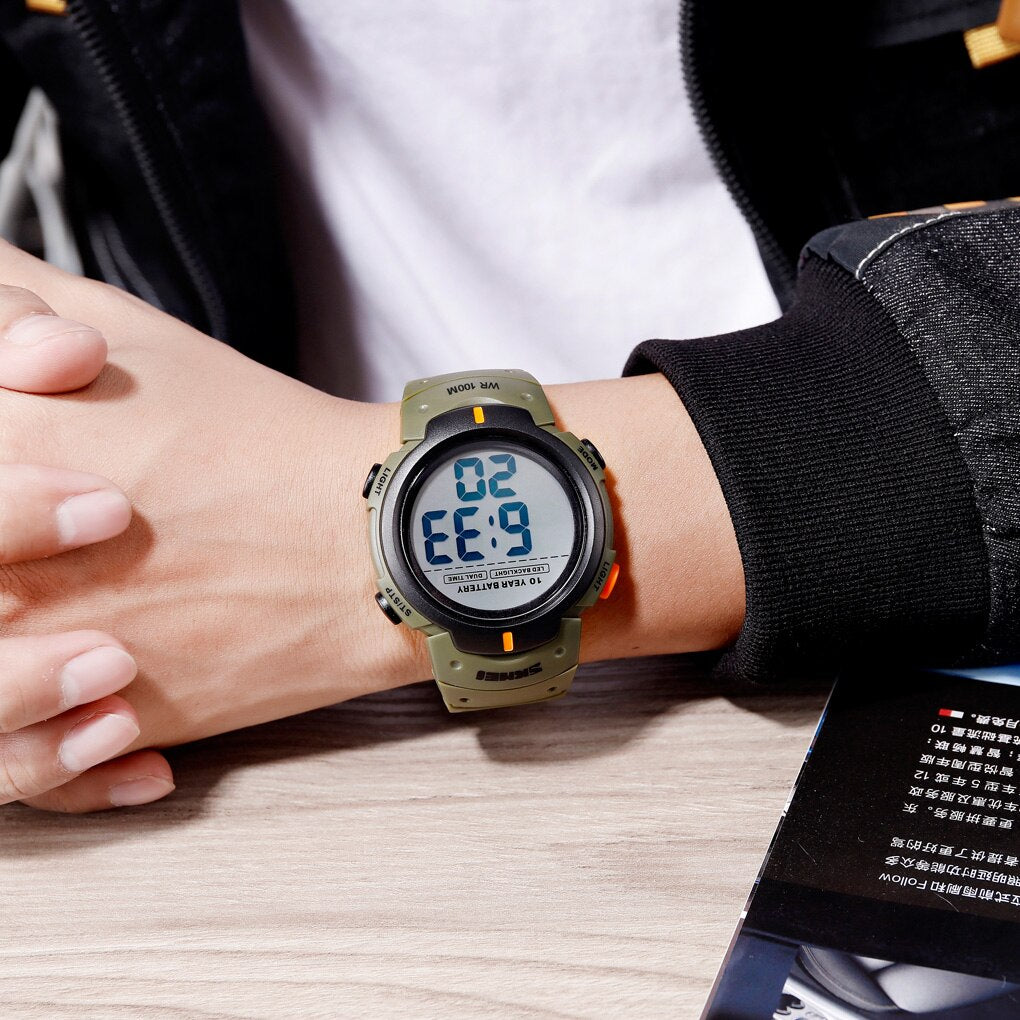 SKMEI Reloj deportivo digital Skmei con pantalla LED y cronógrafo, resistente al agua hasta 10 bares. Reloj de pulsera resistente al agua, con batería de larga duración de 10 años, alarma y calendario. 🕑⌚️💧