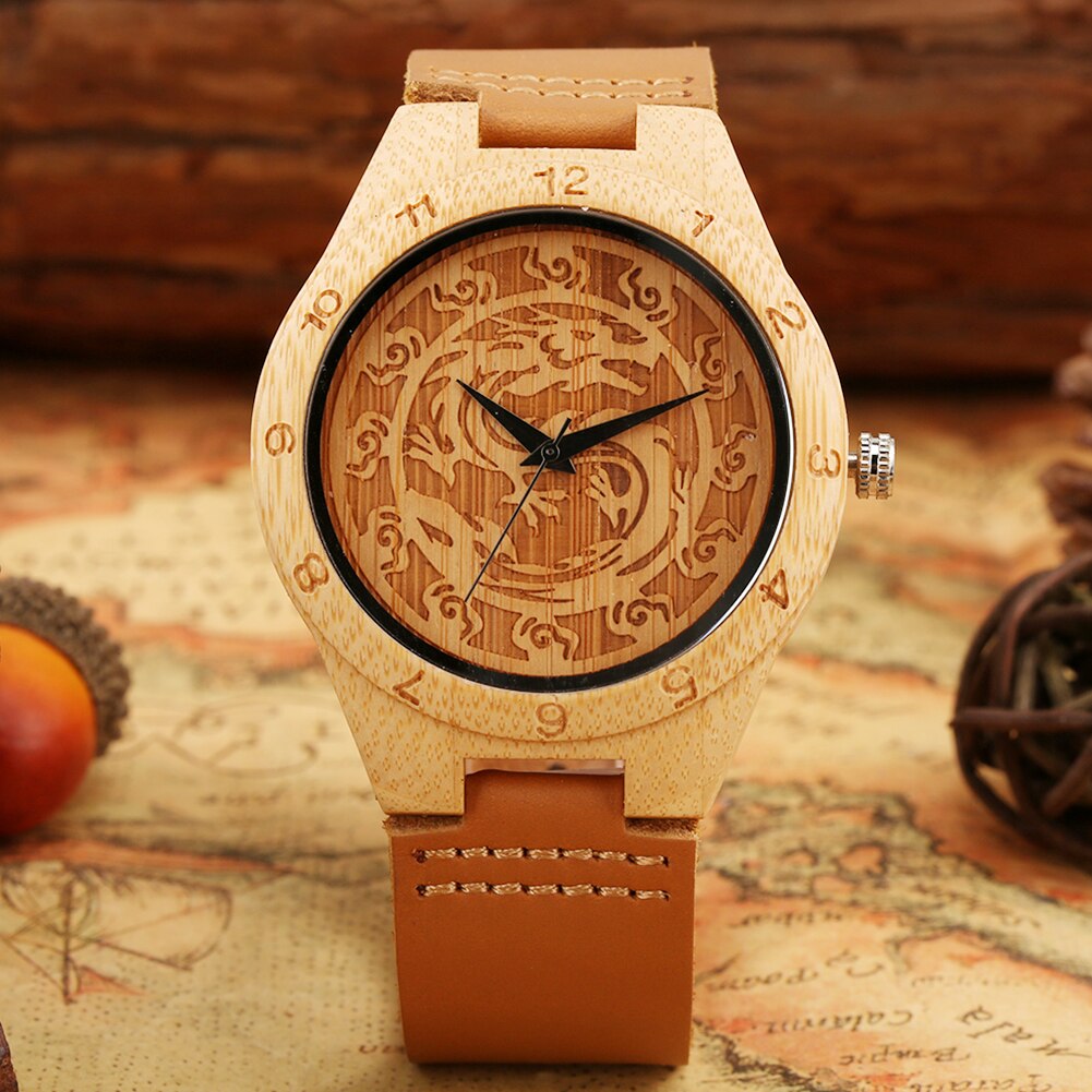 Wooden Watches ¡Presentamos el "Dragón de Madera"! Un reloj de madera para hombres con estilo, con una correa de cuero marrón. Este lujoso reloj de cuarzo presenta un elegante patrón de dragón. ¡Un regalo único para hombres con gusto por la moda! ⌚🐉