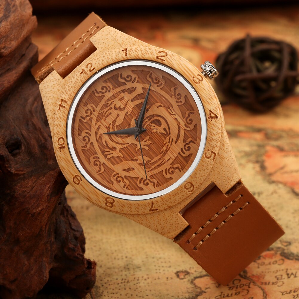 Wooden Watches ¡Presentamos el "Dragón de Madera"! Un reloj de madera para hombres con estilo, con una correa de cuero marrón. Este lujoso reloj de cuarzo presenta un elegante patrón de dragón. ¡Un regalo único para hombres con gusto por la moda! ⌚🐉