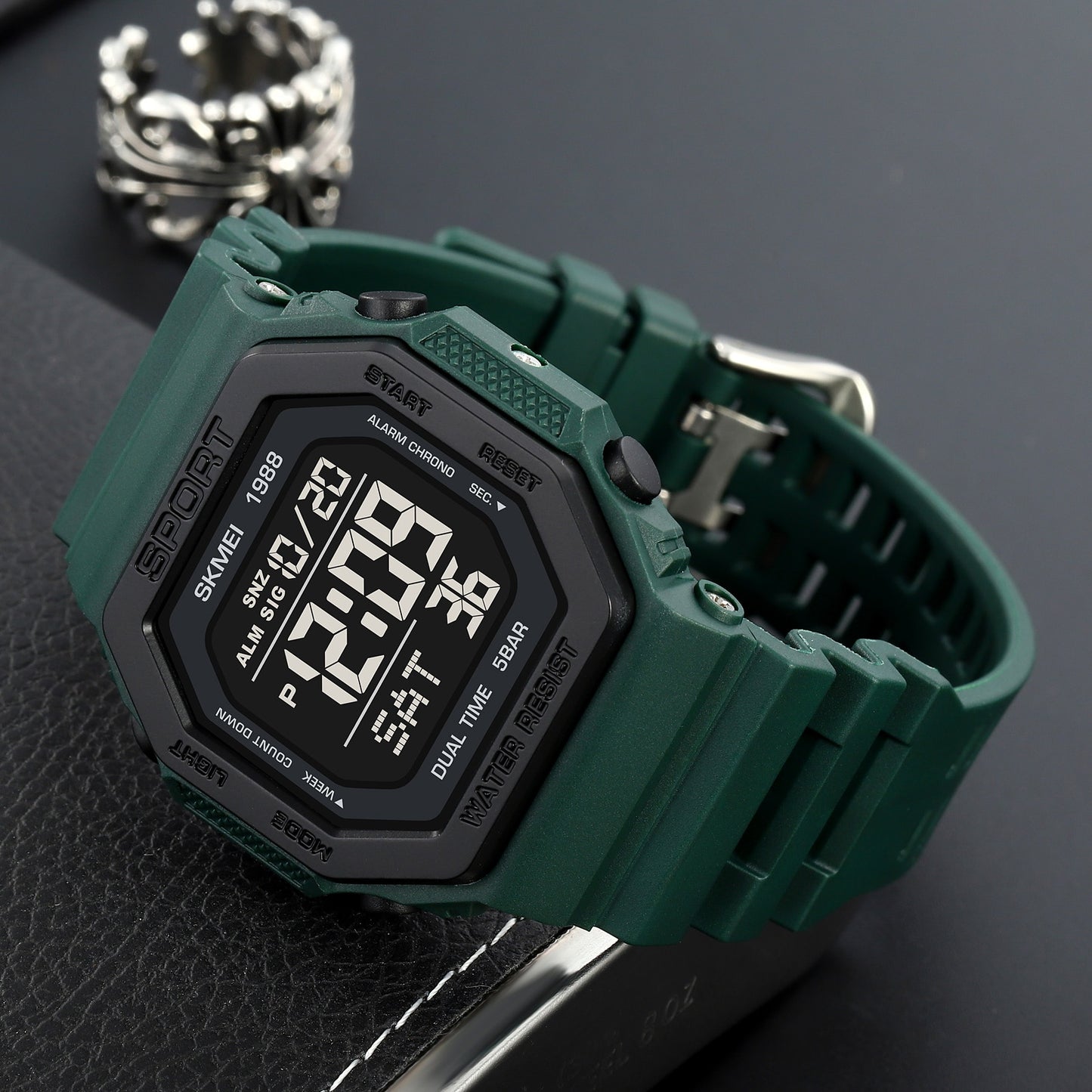 SKMEI Relojes deportivos digitales con luz trasera de moda para hombres, cronógrafo de cuenta atrás militar, resistente al agua 5Bar, reloj despertador.