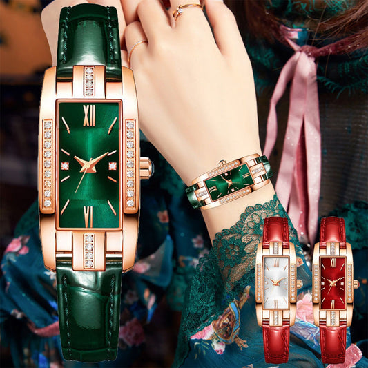 Women Watches ¡Presentamos el "Montre Femme Retro"! Un reloj para mujeres con pequeños diamantes y una encantadora correa de cuero verde. Este reloj de pulsera de cuarzo combina moda y estilo. ⌚💎