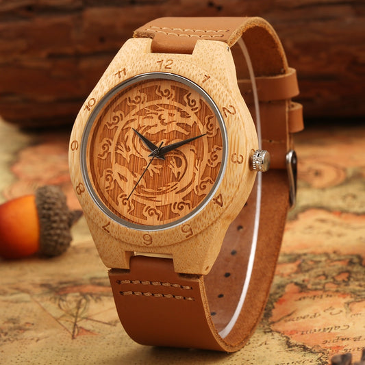 Wooden Watches ¡Presentamos el "Dragón de Madera"! Un reloj de madera para hombres con estilo, con una correa de cuero marrón. Este lujoso reloj de cuarzo presenta un elegante patrón de dragón. ¡Un regalo único para hombres con gusto por la moda! ⌚🐉