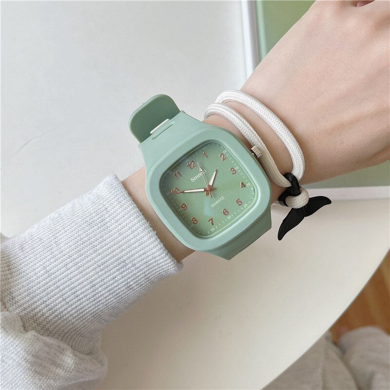 ⌚️ Reloj cuadrado simple y casual con esfera digital ⏰, correa de silicona deportiva 🏃‍♂️, diseñado para parejas 👫. Reloj para mujeres 👩‍🦰 y hombres 👨‍🦱 de la marca Curren. 👍